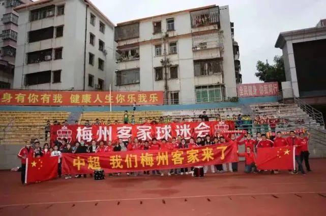 斯嘉丽裸乳照无奶罩视频